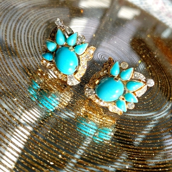 Authentic Vintage Trifari Jewels of India Rhinestone Aqua Cabochon Clip Earrings - Picture 3 of 13